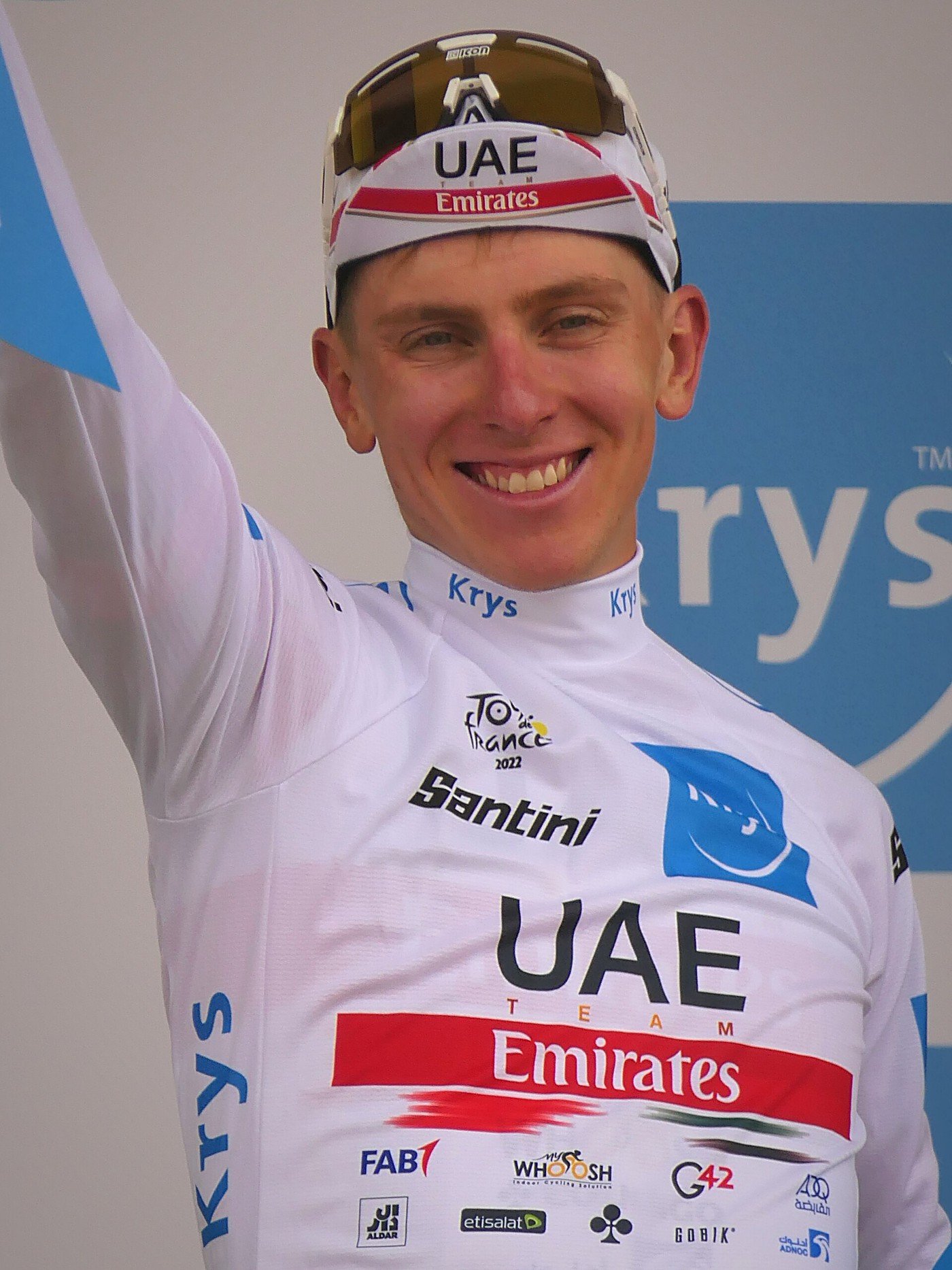 Tadej Pogačar souriant sur le podium