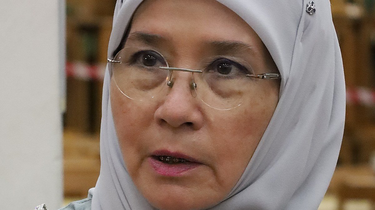 Tunku Azizah de Malaisie fête ses 66 ans : la reine qui défend le patrimoine et le fait-main