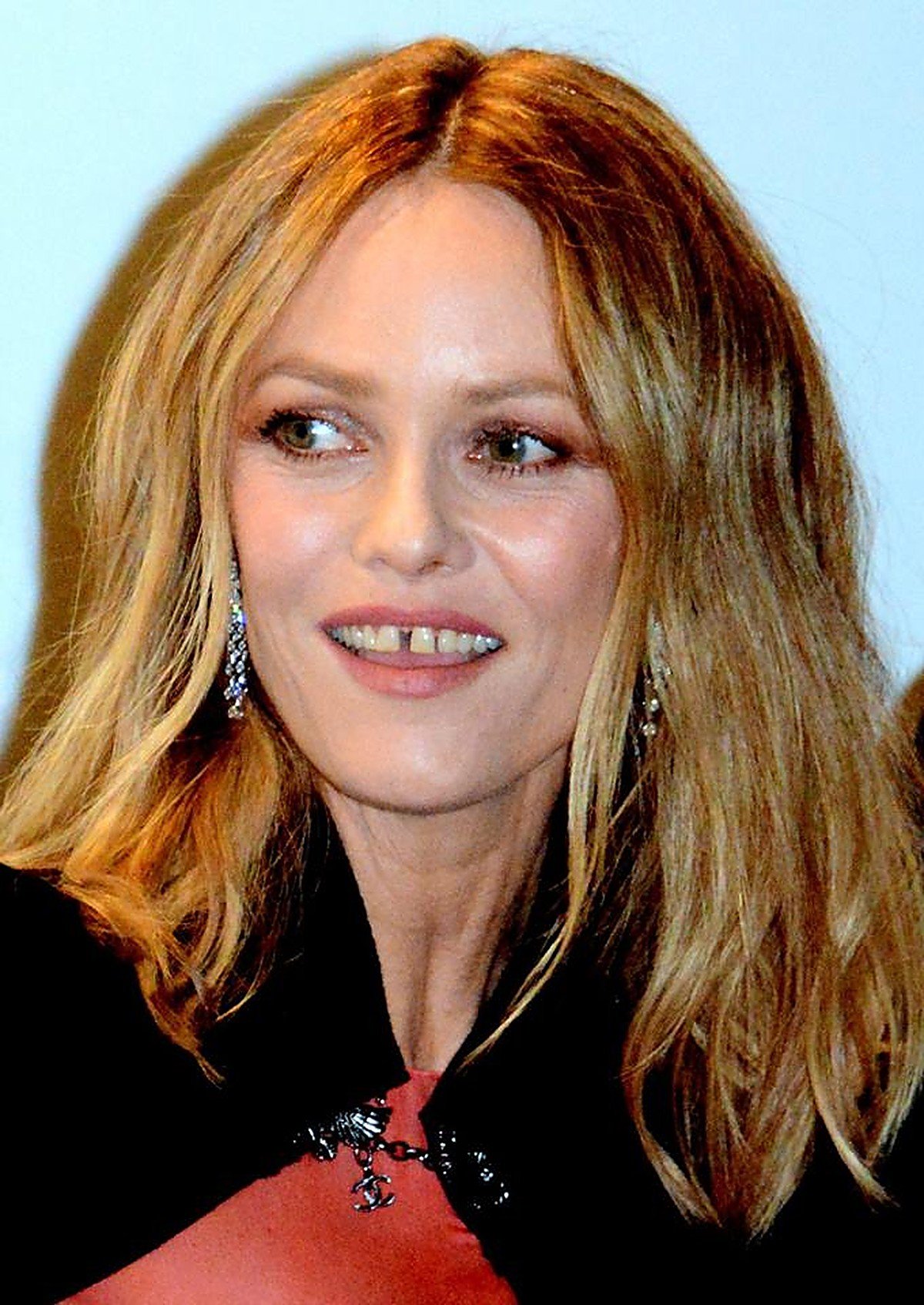 Vanessa Paradis, souriante, sur un tapis rouge