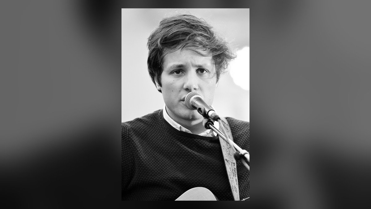 Vianney fait son retour avec « D’or et d’étain » : le chanteur qui a fait de la sincérité et du retour à l’essentiel un art de vivre