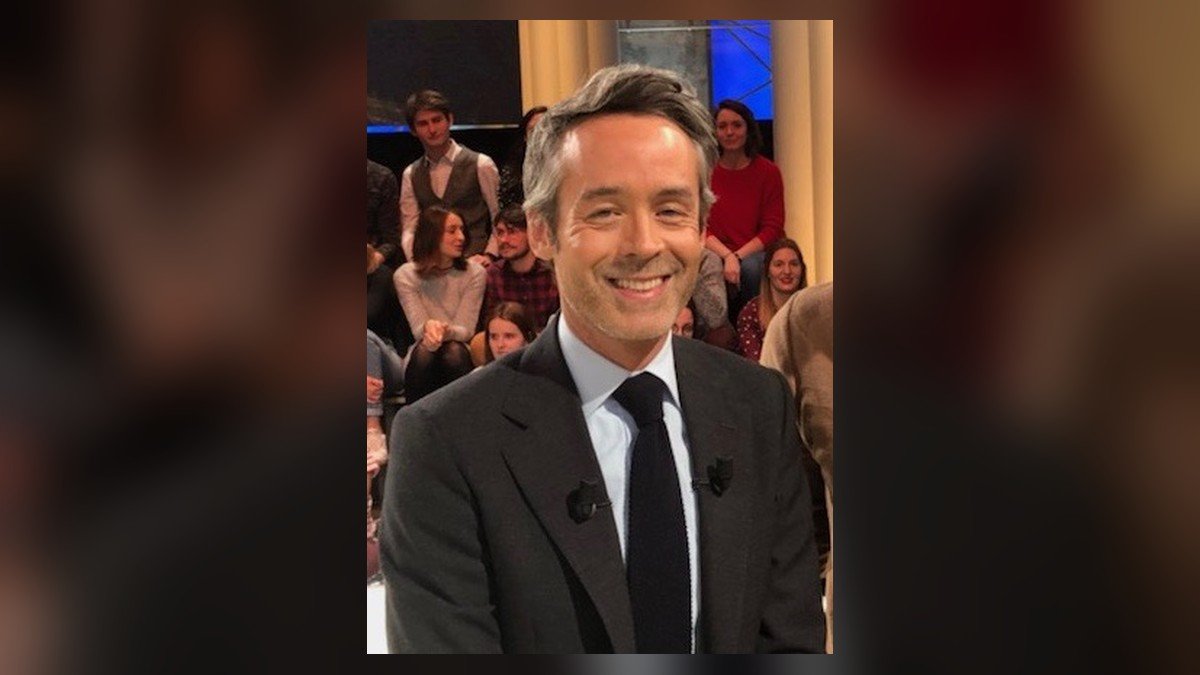 Yann Barthès fait sa rentrée avec « Quotidien » : l’animateur qui a fait de la curiosité et de la liberté de ton un art de vivre