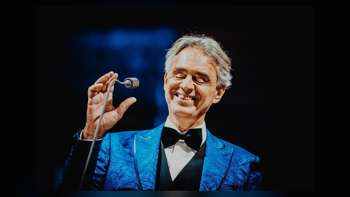 Andrea Bocelli fête les 30 ans de « Romanza » et repart en tournée mondiale : le ténor qui a fait de l&rsquo;émotion et du partage un art de vivre