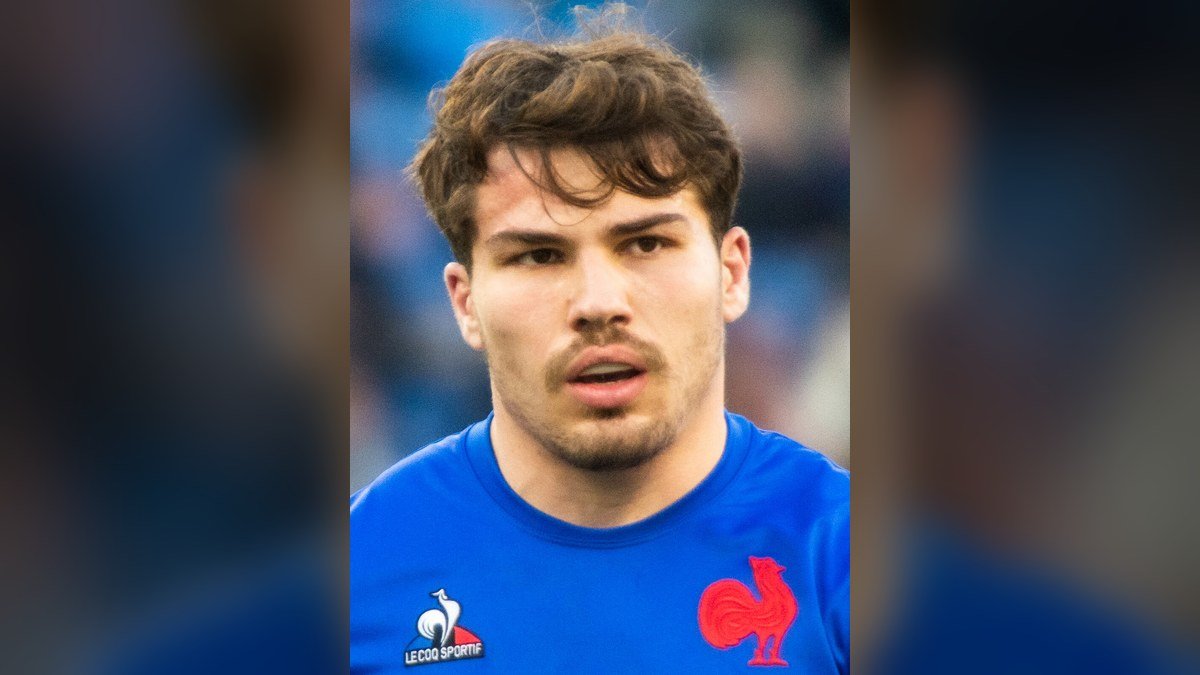 Antoine Dupont retrouve les terrains avec le Stade Toulousain : le demi de mêlée qui a fait de la résilience et du collectif un art de vivre