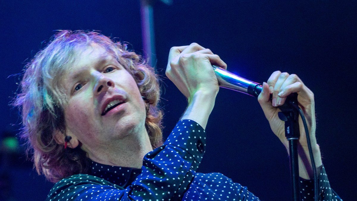 Beck signe son retour avec « Ride Lonesome » : l’artiste qui a fait de la curiosité et de la réinvention une signature