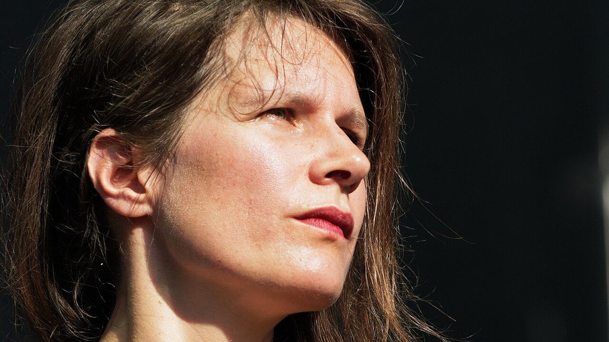 Camille signe son retour avec « The Sound of Milk » : l’artiste qui a fait de l’invention et de la liberté une signature