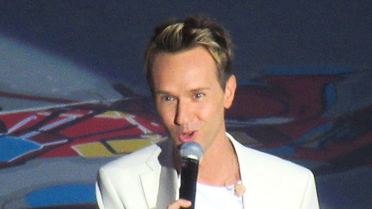 Cyril Féraud, nouveau visage de « Fort Boyard » : l’animateur qui a fait de l’enthousiasme et de la bonne humeur un art de vivre