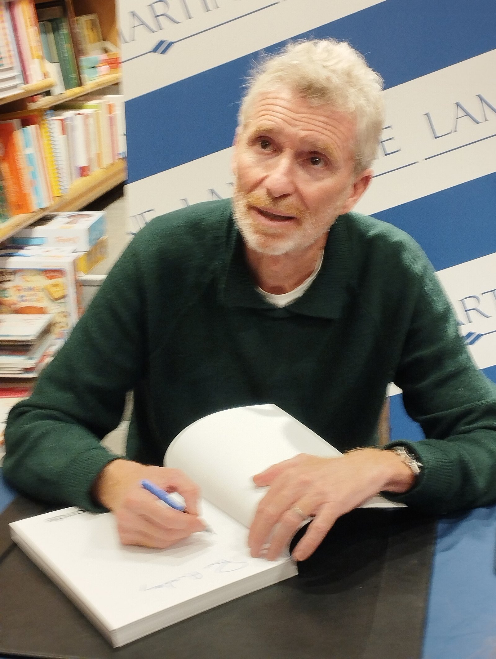 Portrait de Denis Brogniart, animateur de télévision, souriant