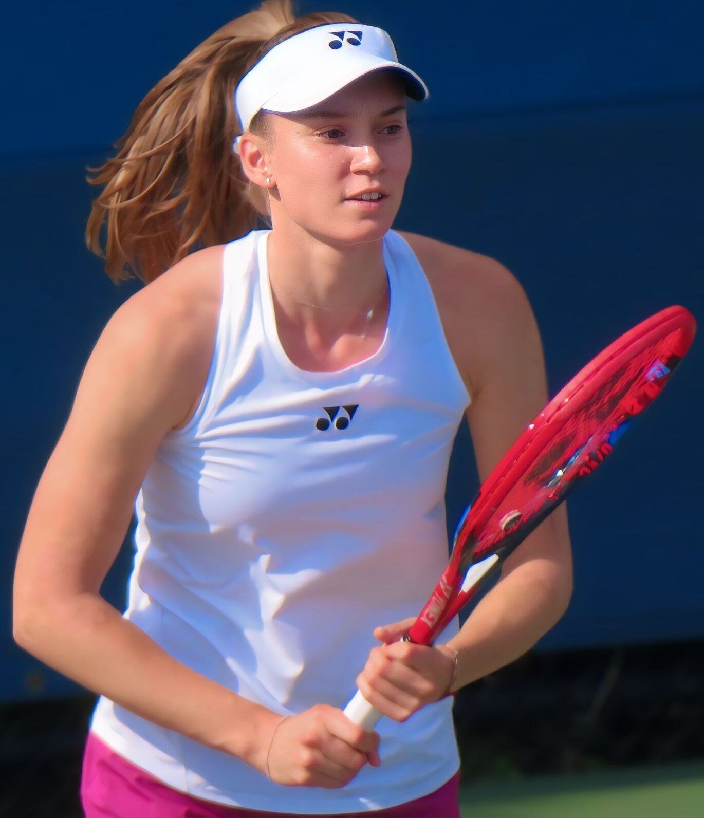 Elena Rybakina sur le court, portrait
