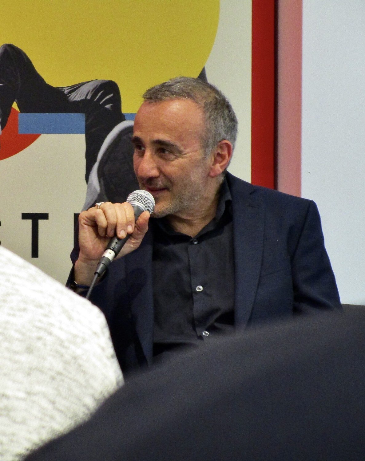Élie Semoun, micro en main, lors d’une rencontre publique