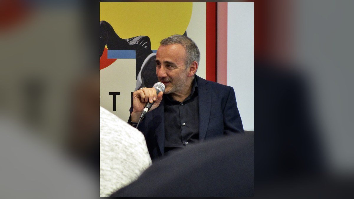Élie Semoun sur les routes de « Cactus » : l’humoriste qui a fait de l’autodérision et de la tendresse un art de vivre