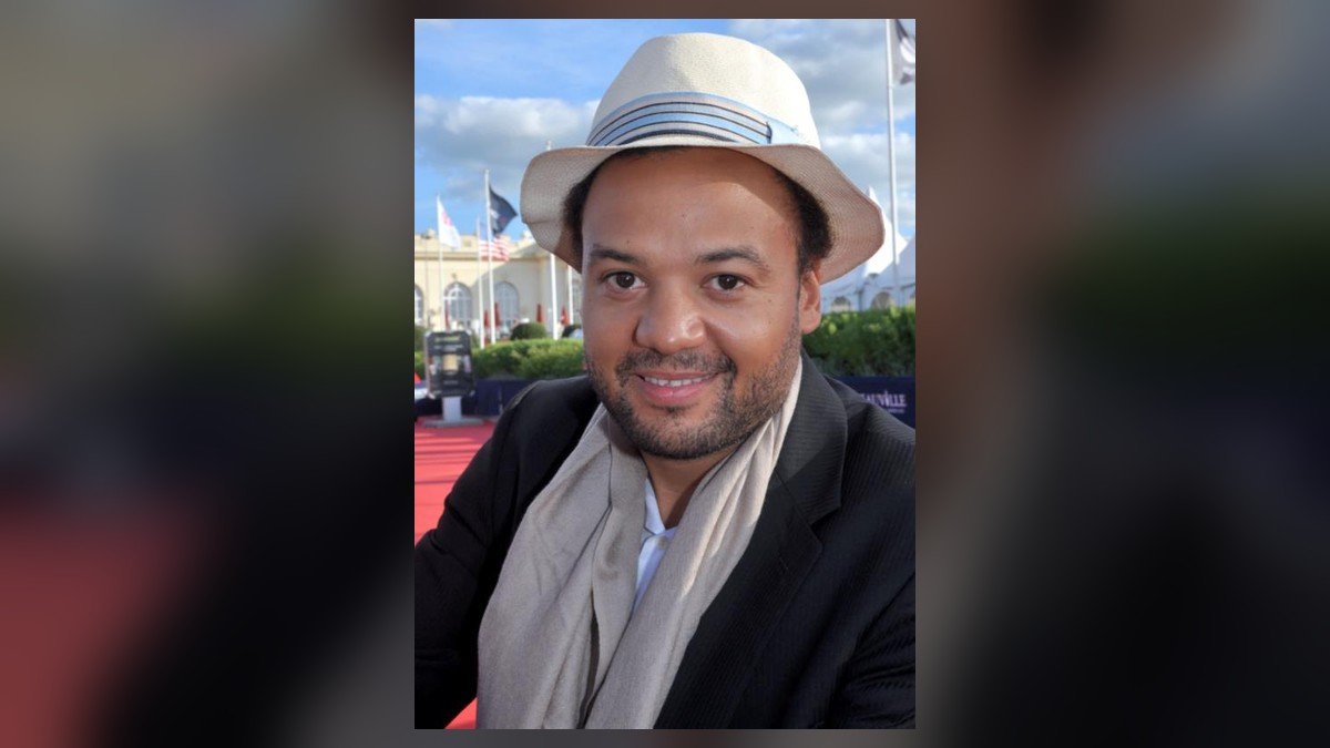 Fabrice Éboué sur les routes de « Solitudes » : l’humoriste qui a fait de la lucidité et du franc-parler un art de vivre