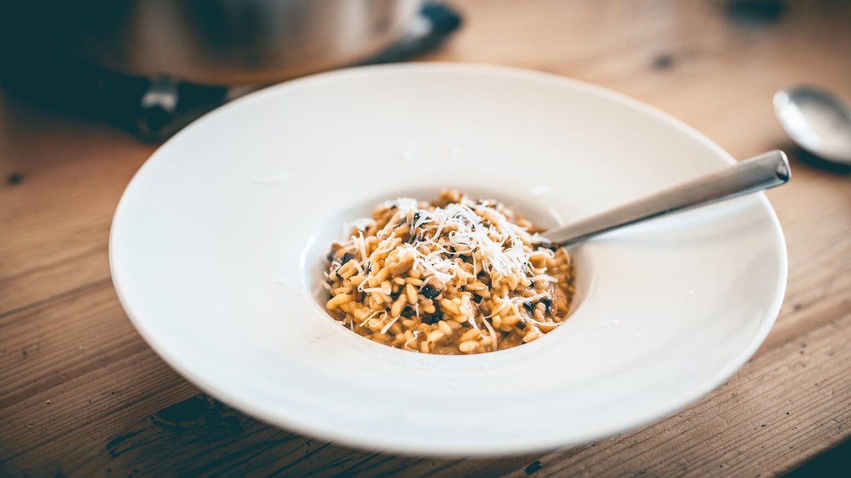 Réussir un risotto crémeux à la maison : le bon riz, la cuisson et les astuces qui changent tout