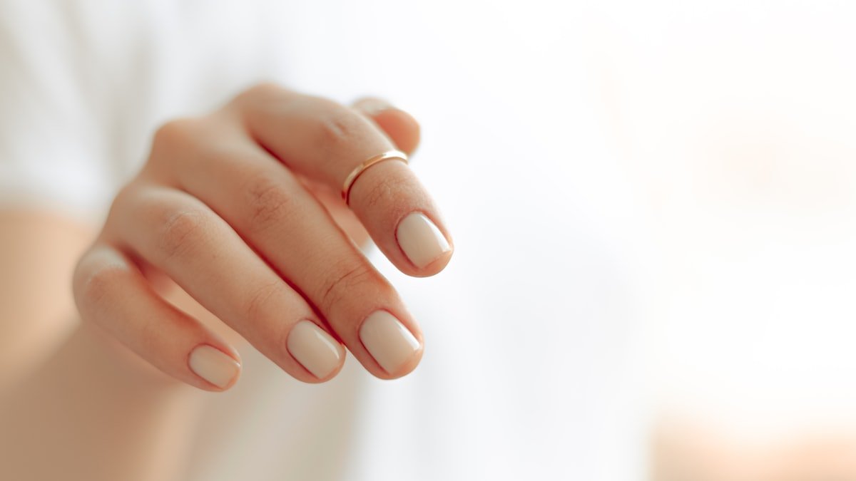 Prendre soin de ses mains à l’arrivée du froid : hydratation, ongles et gestes tout doux