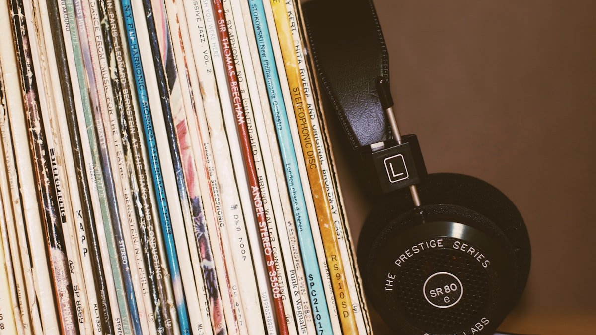 Créer une ambiance musicale douce à l&rsquo;automne : vinyles, écoute et petits rituels sonores