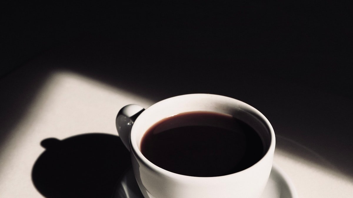 Réussir son café à la maison : matériel, mouture et gestes qui changent tout
