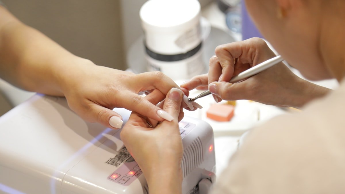 Faire durer son vernis : la pose maison étape par étape
