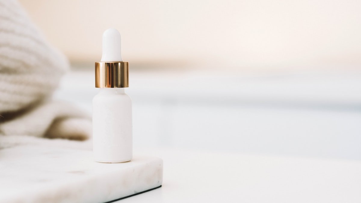 Dans quel ordre appliquer ses soins visage : sérum, crème, huile, la routine qui a du sens