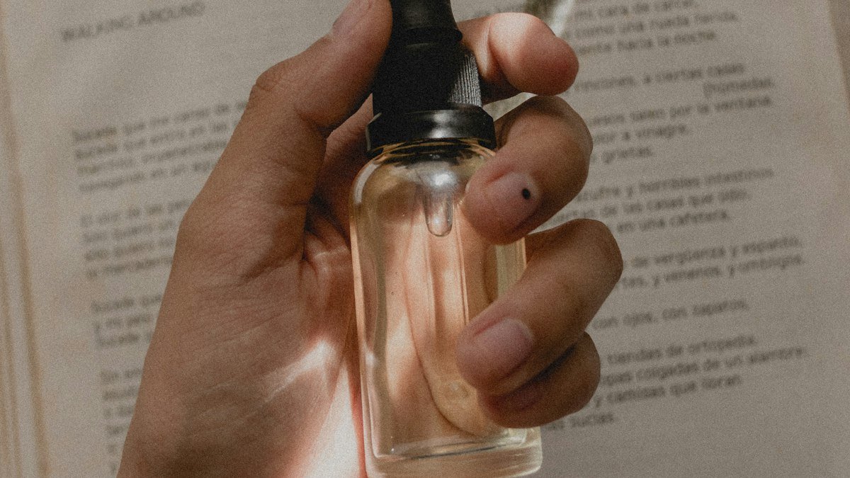Eau de rose et hydrolats : leurs bienfaits et comment les intégrer à sa routine beauté
