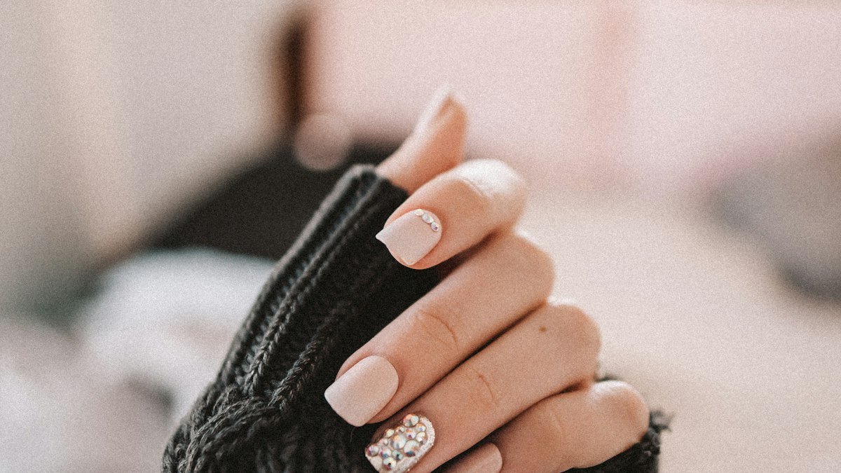 Ongles cassants et dédoublés : comprendre pourquoi et les gestes qui les renforcent vraiment