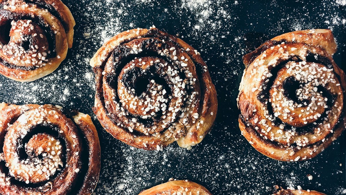Brioches roulées à la cannelle : la recette réconfortante des cinnamon rolls maison