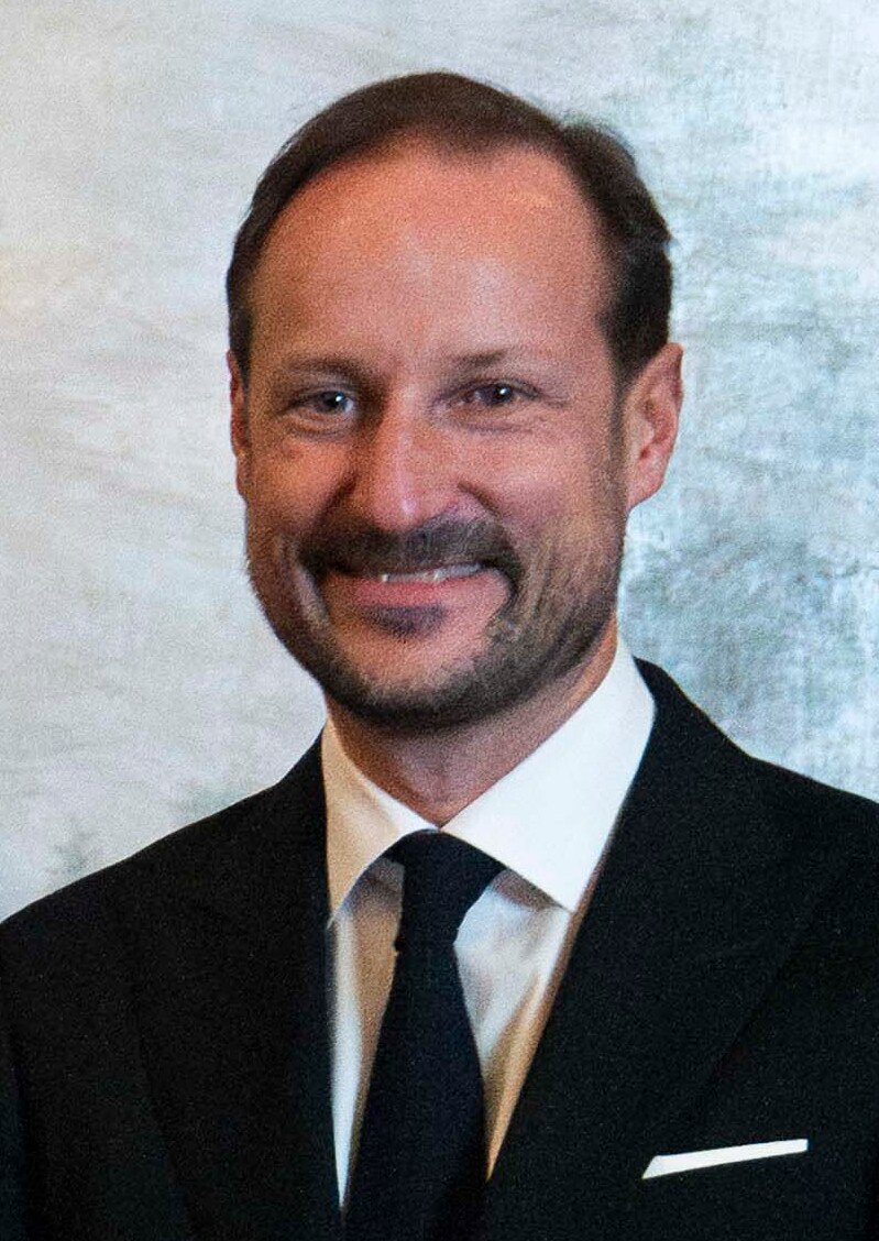 Portrait du roi Haakon VIII de Norvège, souriant, en costume sombre