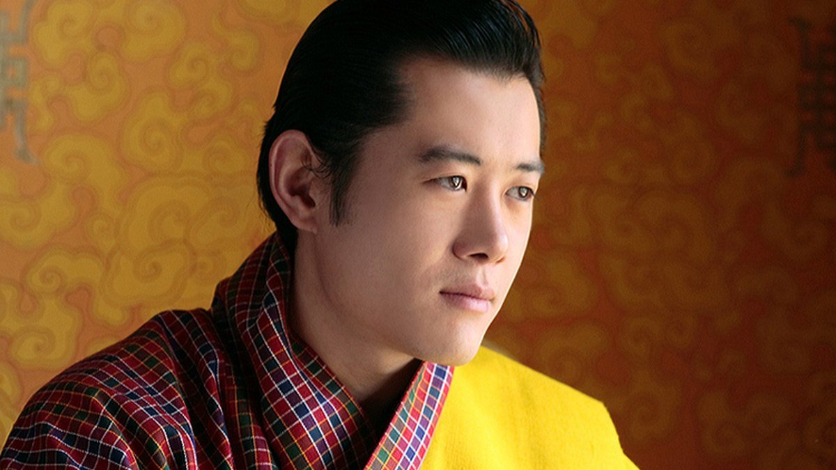 Le roi Jigme Khesar du Bhoutan célèbre la renaissance d’un temple du 18e siècle : le souverain qui a fait de la transmission et de la sérénité une signature