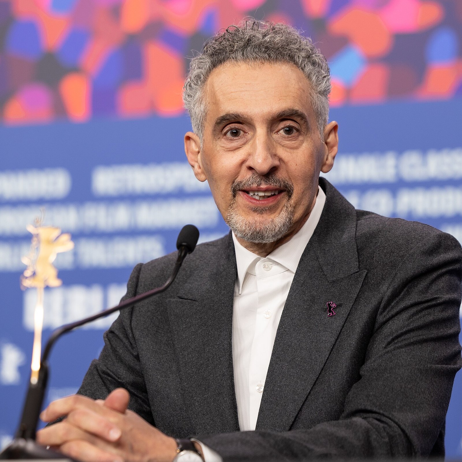 Portrait de John Turturro, acteur américain, souriant