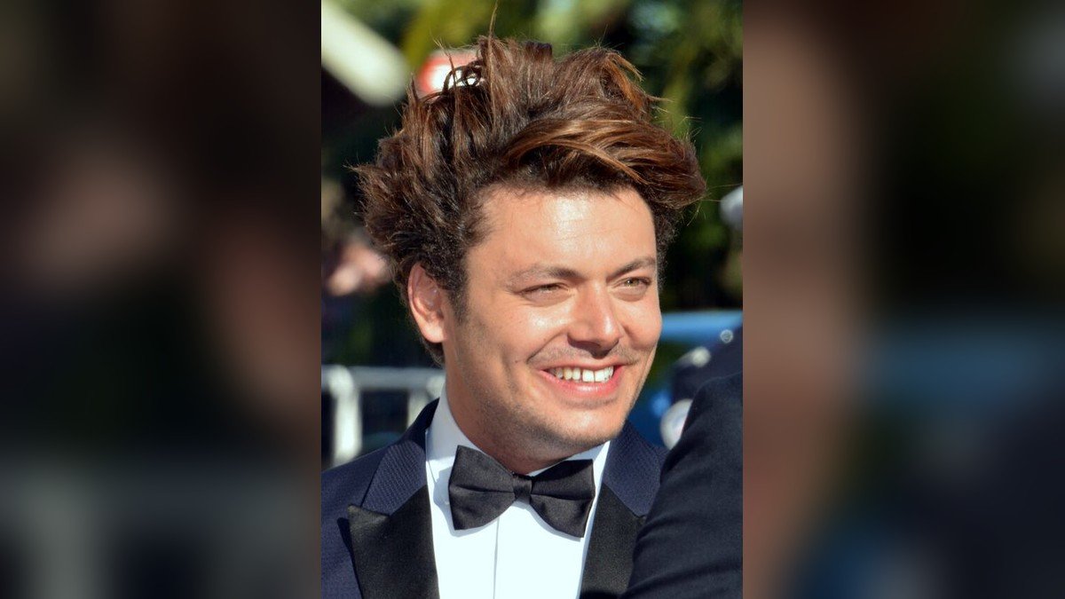 Kev Adams sur scène avec « Miroir » : l&rsquo;humoriste qui a fait de l&rsquo;autodérision et de la tendresse sa marque de fabrique