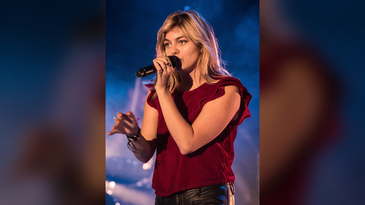 Louane sur les routes avec son album « Solo » : la chanteuse qui a fait de la sincérité et du renouveau une force