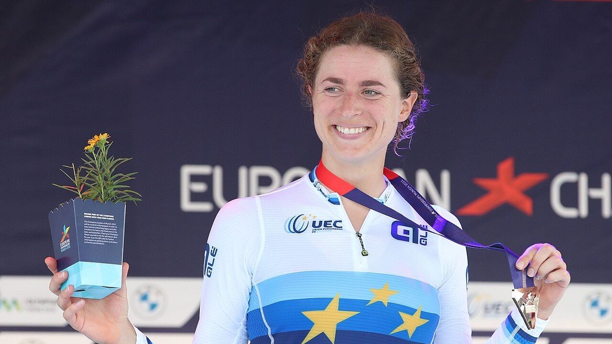 Marlen Reusser sacrée championne du monde du contre-la-montre le jour de ses 35 ans : la cycliste qui a fait de la maîtrise et de la persévérance une signature