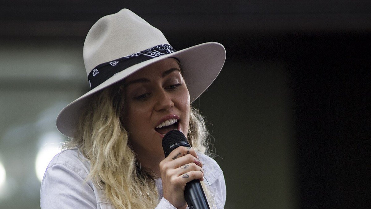 Miley Cyrus dévoile « Bass Persuades » : l’artiste qui a fait de l’audace et de la sincérité une signature