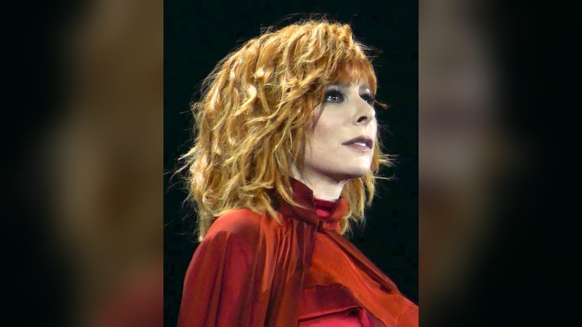 Mylène Farmer prépare son grand retour avec un nouvel album : la chanteuse qui a fait du mystère et de la réinvention un art de vivre