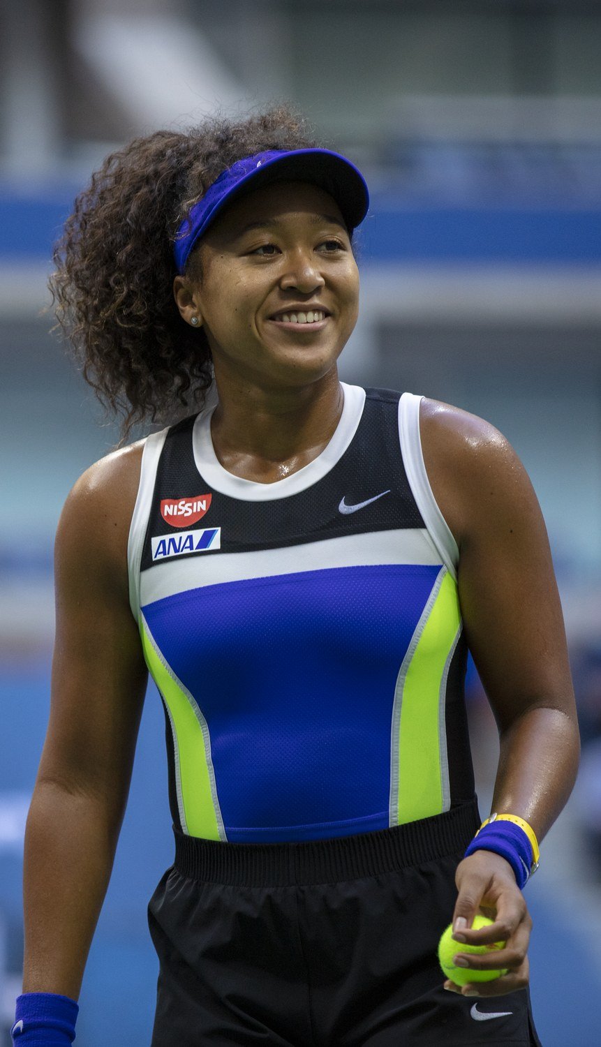 Naomi Osaka souriante sur le court de l’US Open