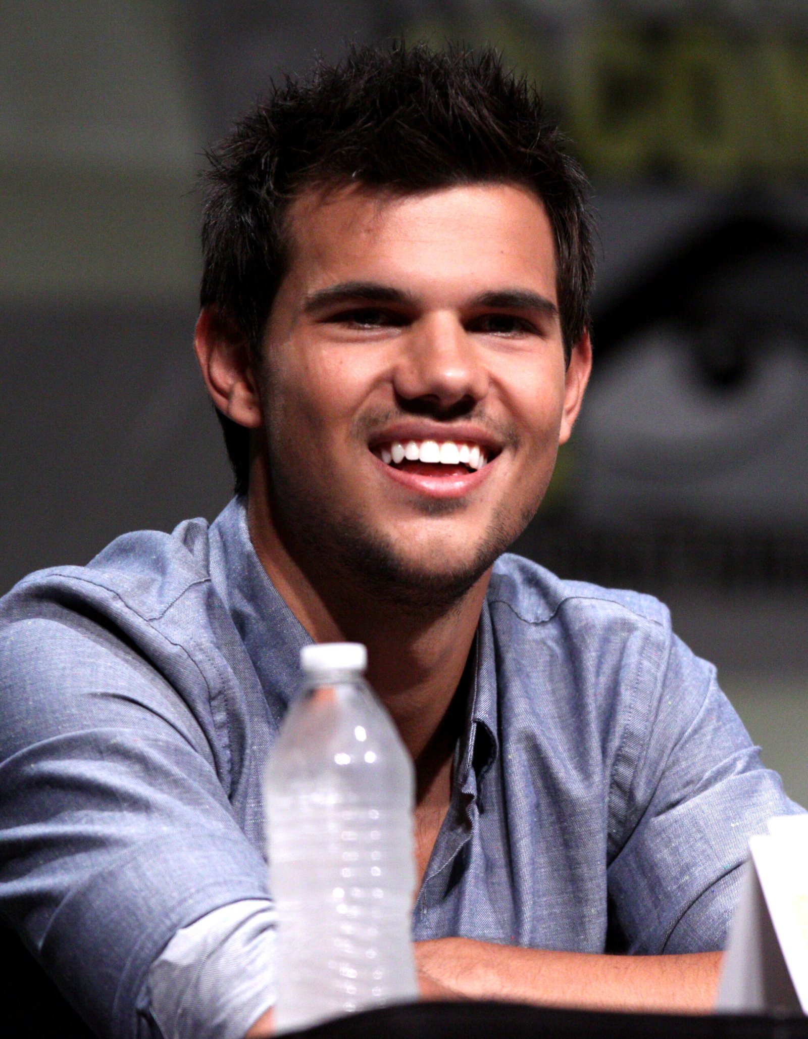 Portrait de Taylor Lautner, souriant