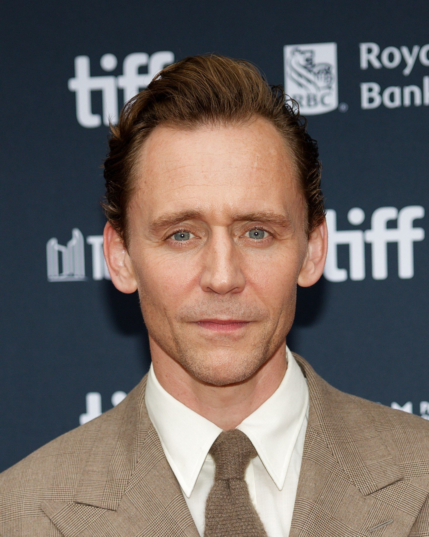 Portrait de Tom Hiddleston, acteur britannique, sur un tapis rouge