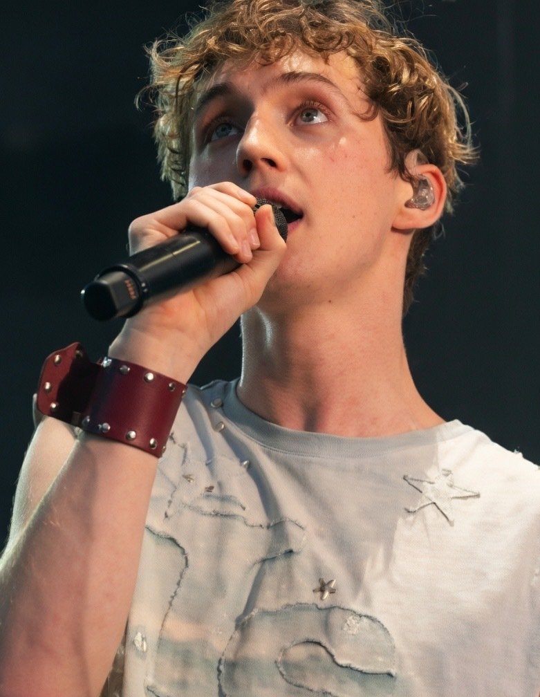 Portrait de Troye Sivan, chanteur, sur scène