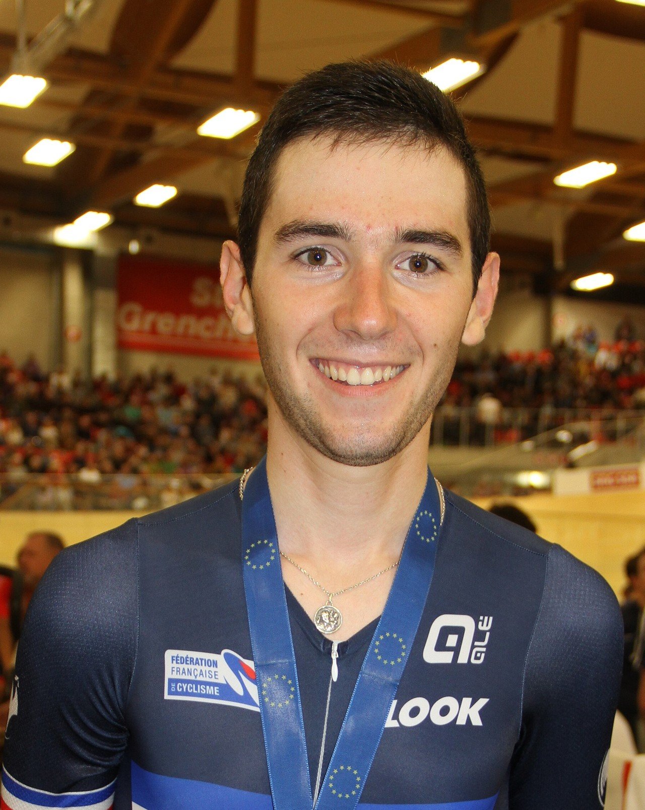 Le cycliste français Benjamin Thomas, médaillé, en maillot de l'équipe de France sur piste