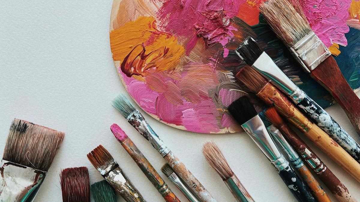 Se mettre à la peinture : aquarelle, gouache et premiers gestes pour débuter sereinement