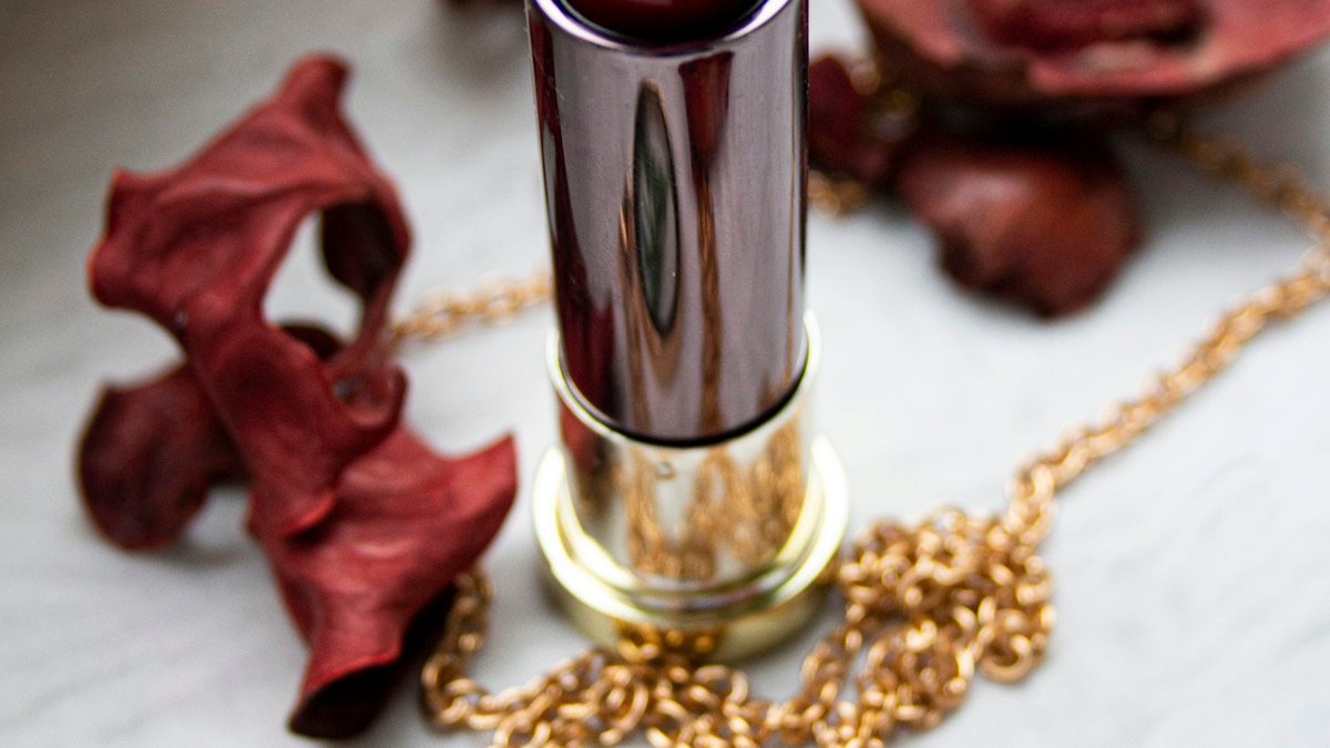 Le rouge à lèvres d’automne : bien choisir sa teinte et la faire tenir