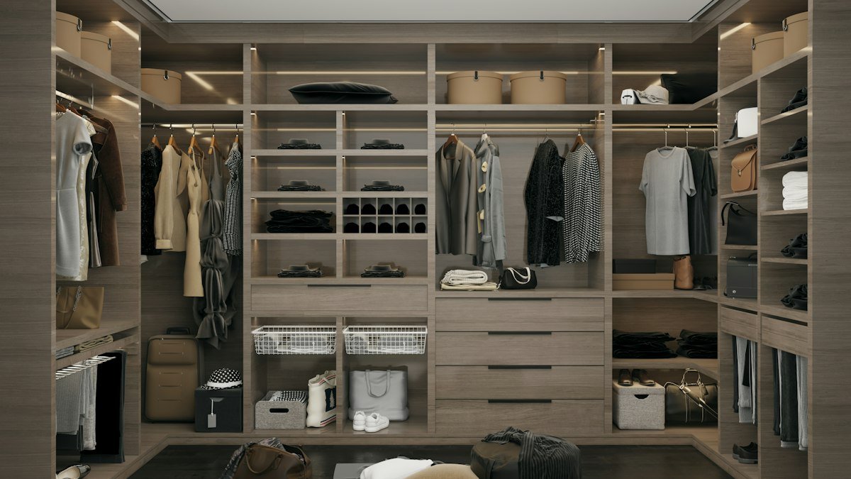 Organiser son dressing pour la saison froide : tri, rotation et rangement malin