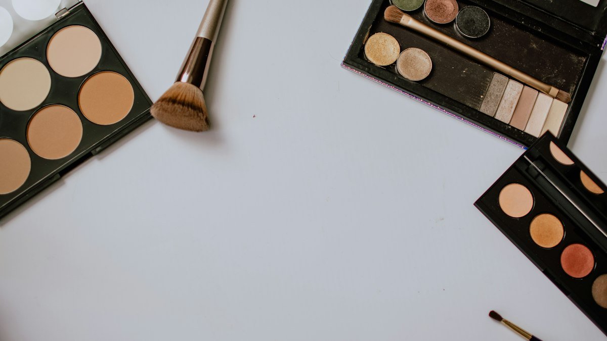 Composer sa trousse de maquillage essentielle : les indispensables et comment les choisir