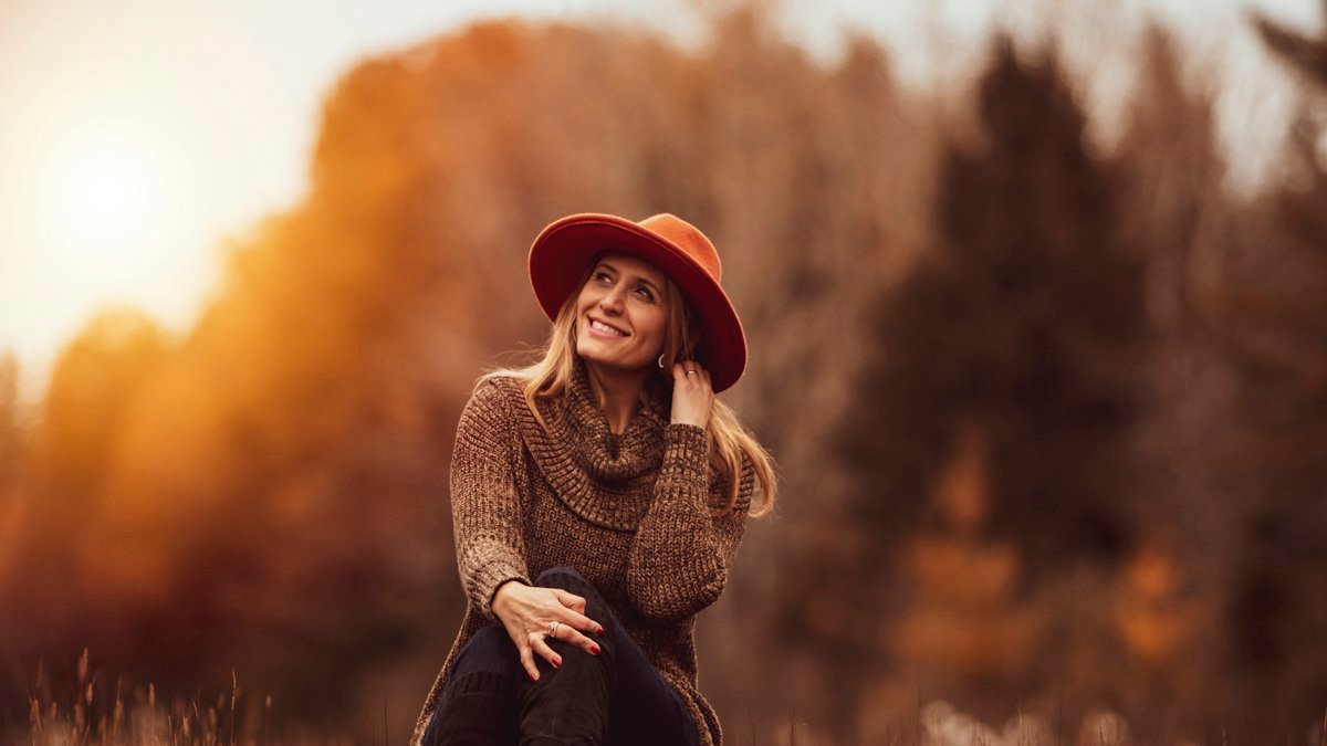Le chapeau en automne : feutre, capeline et béret, comment l’adopter avec style