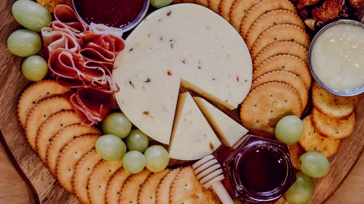Composer un beau plateau de fromages : l’art de recevoir en toute simplicité