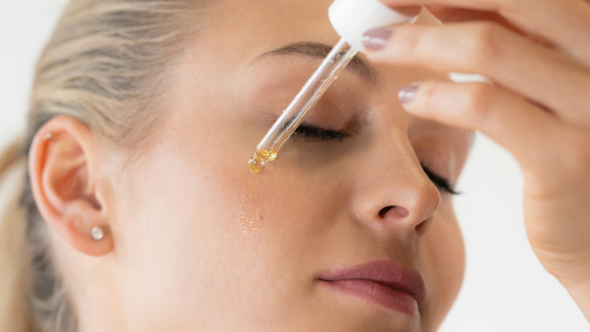 Décrypter les actifs de ses soins visage : acide hyaluronique, niacinamide, rétinol