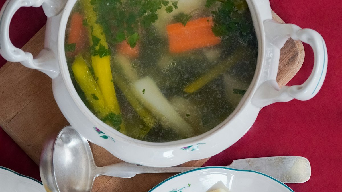 La soupe de poule aux vermicelles : le bouillon maison qui réconforte tout l’automne