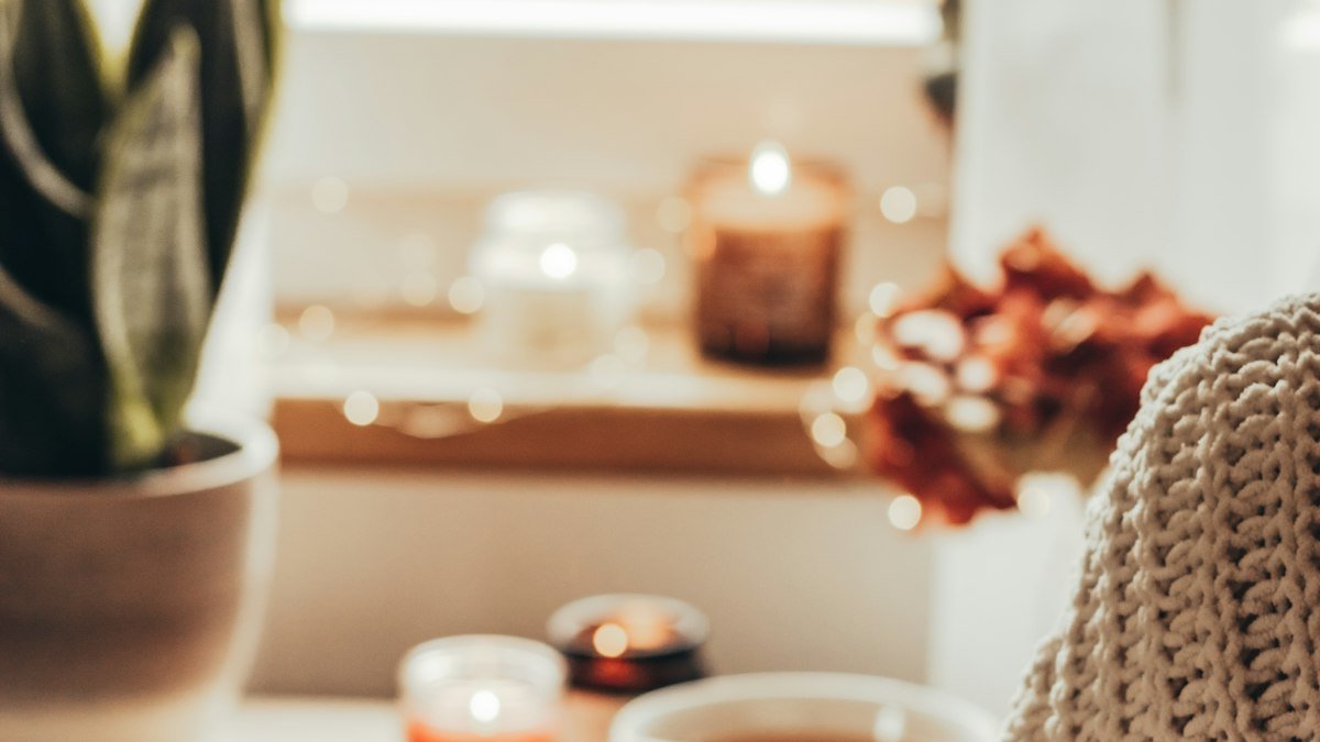 Bougies et senteurs d’automne : créer une ambiance cosy et chaleureuse chez soi
