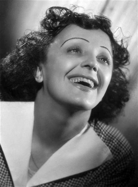 Portrait d'Édith Piaf souriante, photographie du Studio Harcourt (1946)
