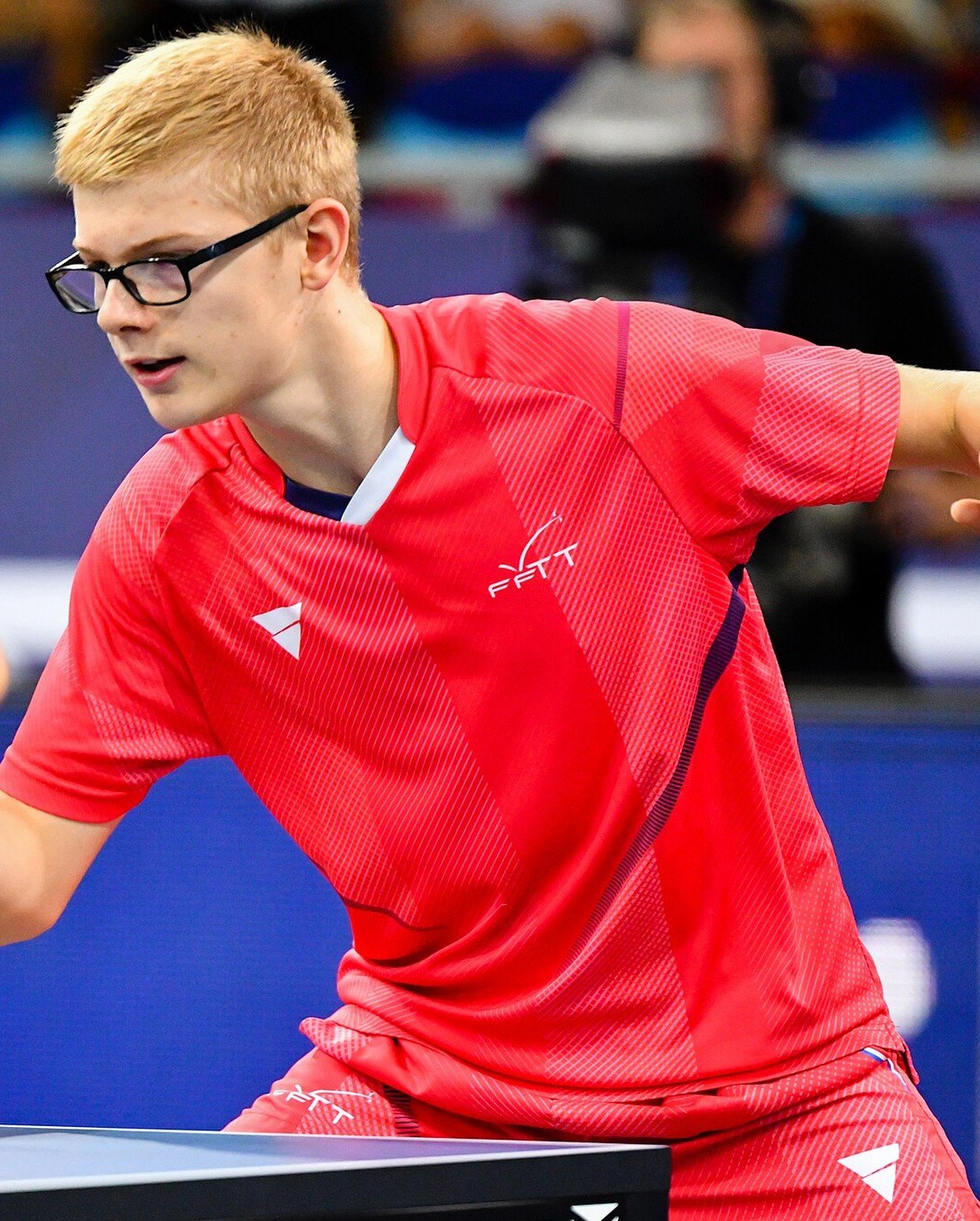 Le pongiste français Félix Lebrun en action, maillot rouge de l'équipe de France