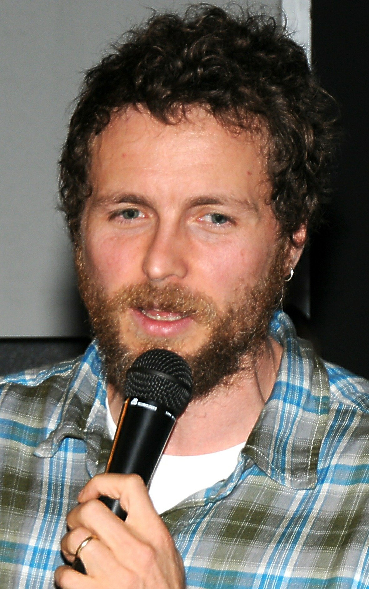 Le chanteur italien Jovanotti, micro en main