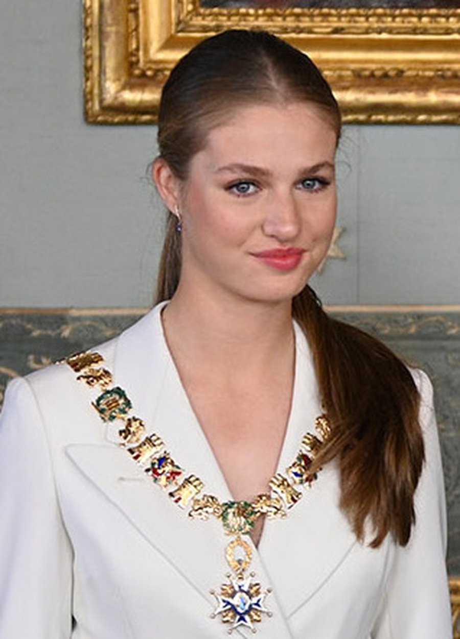 La princesse Leonor d'Espagne, portrait officiel en tenue claire